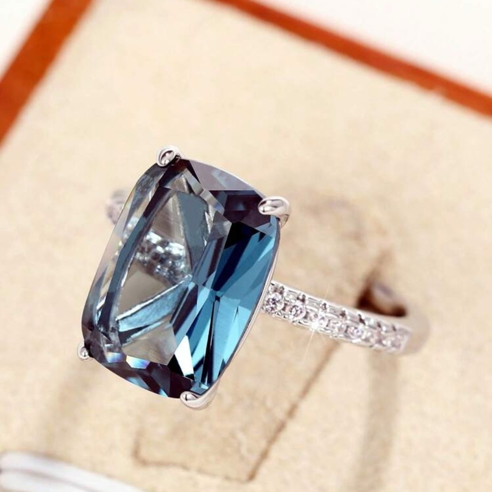 - Diamond wedding ring - Picture 1 of 12